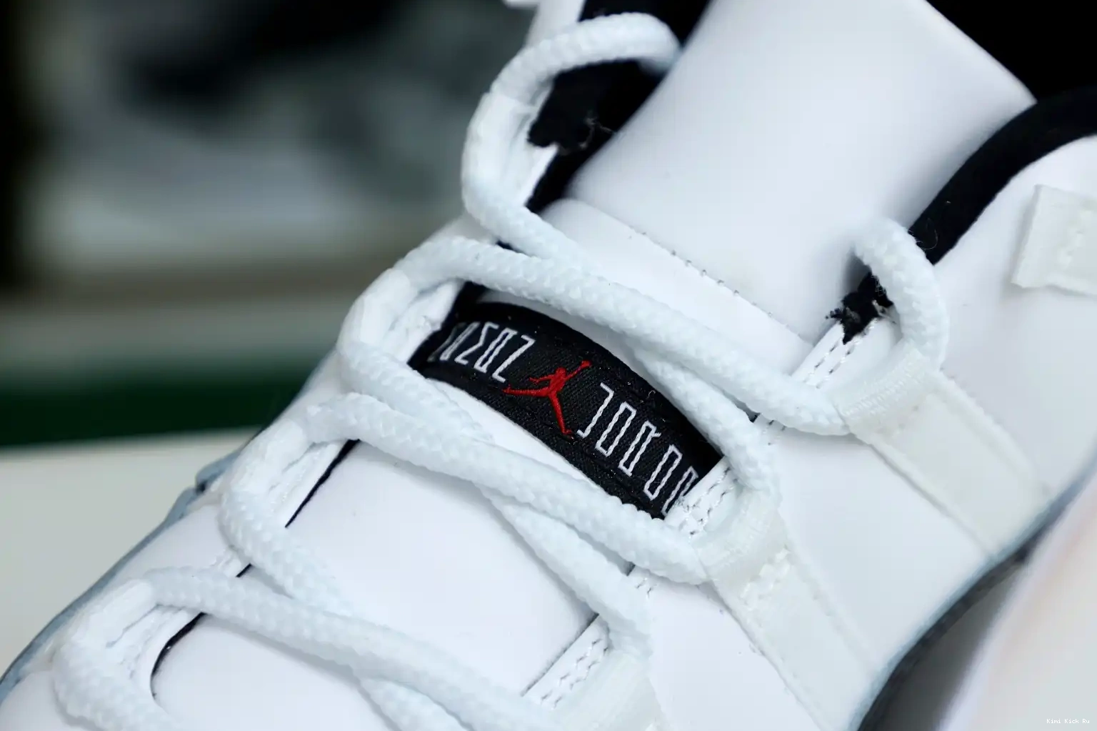 LOW Kimikick WHITE AIR JORDAN BRED 11 0419